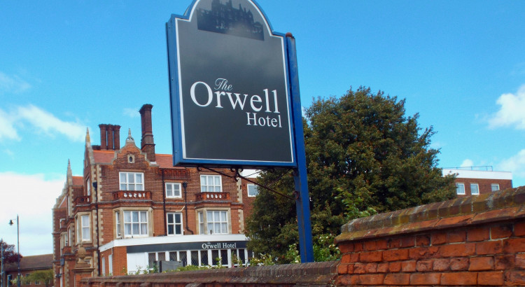 Anger at Orwell Hotel (Picture: Nub News)