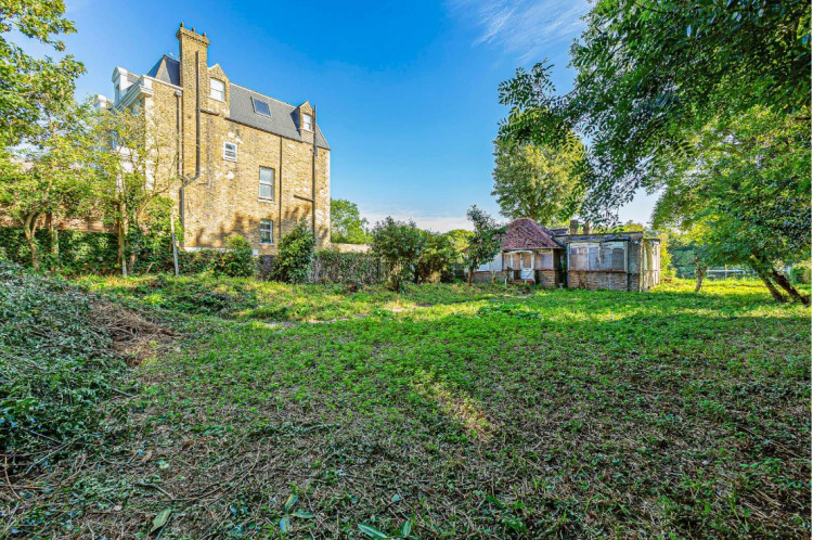 Savills Teddington has listed the riverside plot for £3.2m given its "idyllic" views of Teddington Lock (Photo: Savills)