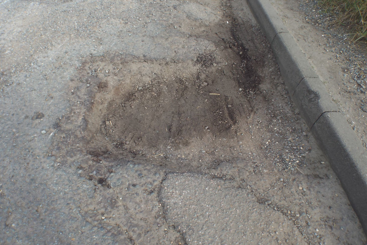 Pot holes plague Suffolk roads (Picture: Nub News)
