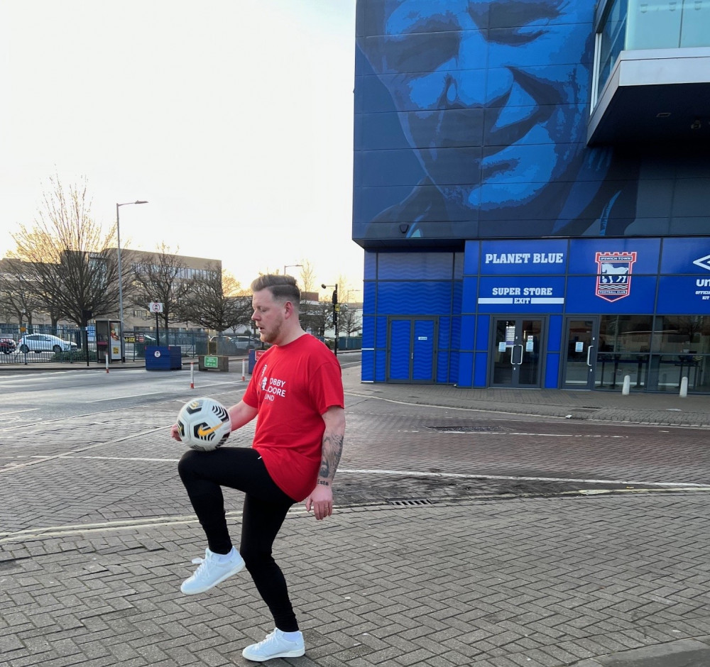 Bobby Robson watching over Keepy Uppy king Jeff Hay (Picture: UKPN)