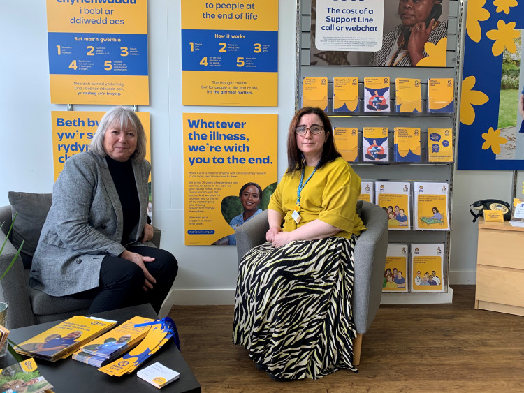 Cllr Lis Burnett visits Marie Curie shop in Penarth during Great Daffodil Appeal 