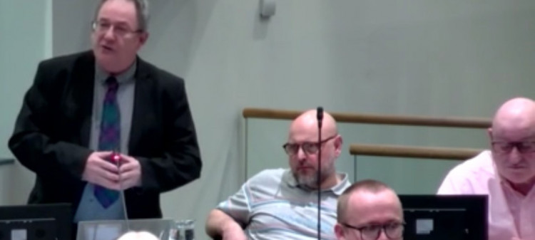 Cllr Neil Speight (left) speaking on behalf of Cllr Gary Byrne (right). 