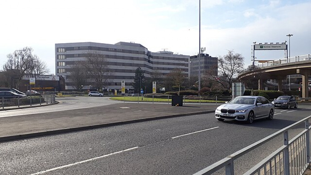 Councillors will discuss the prospect of a new 'resilient express bus service' between Manchester Airport and Stockport borough at an upcoming town hall meeting (Image - Wikimedia Commons / Christian Alexander Tietgen)