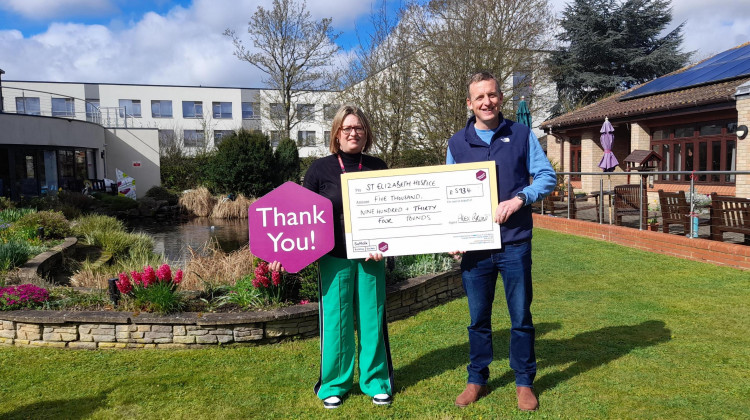 Alex Brunt presents cheque to Kelly Nekrews (Picture: St Elizabeth Hospice)