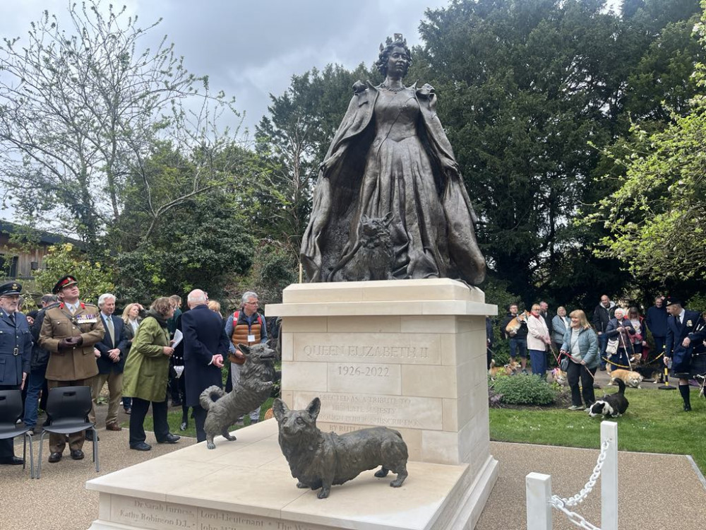 The seven foot statue of HM Queen Elizabeth is located behind Oakham Library. Image credit: Nub News.