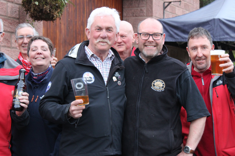 Centre: Buxton Mountain Rescue President Nigel Vardy with Wincle Brewery Owner Giles Meadows. (Image - Macclesfield Nub News)