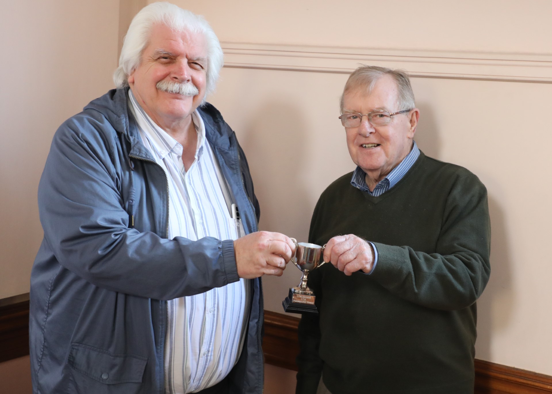 Mike Stone presents the trophy to Steve Parrot