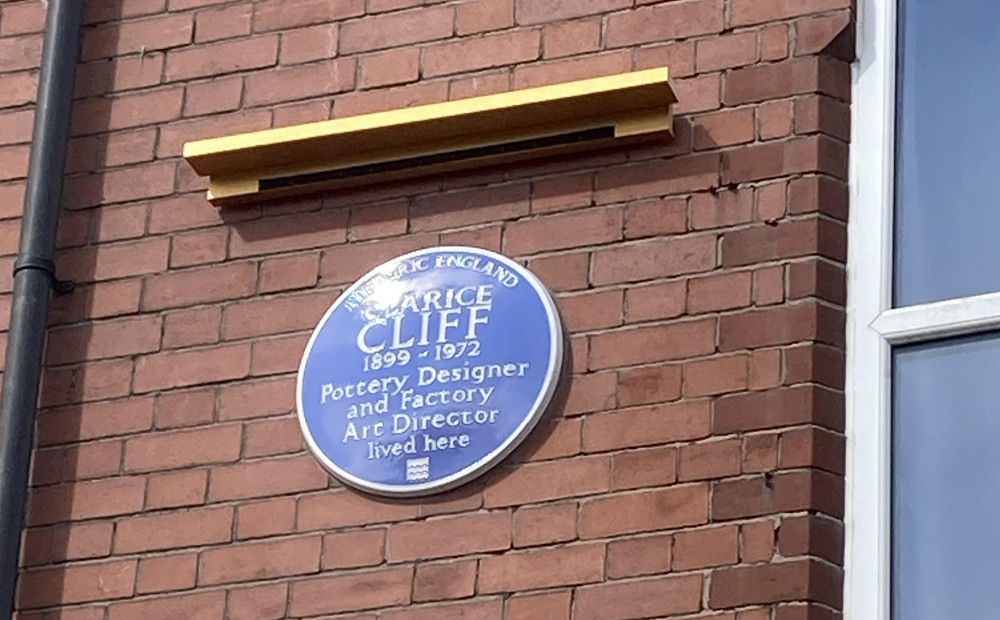 A blue plaque has been unveiled on the former home of internationally renowned ceramic artist, Clarice Cliff (LDRS). 