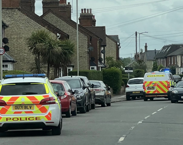 Police in Bearton Road, Hitchin. CREDIT: Hitchin Nub News 