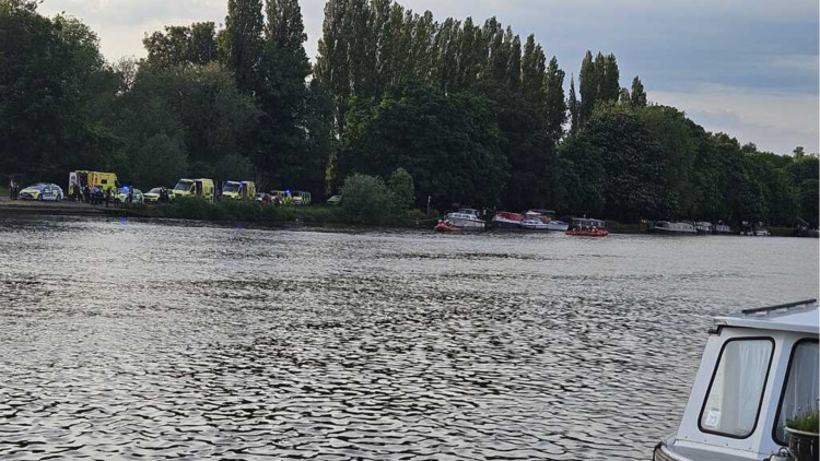 Ambulances, police cars, and lifeboats from RNLI Teddington all attended to help search for the missing swimmer. (Photo: Anonymous, used with permission)