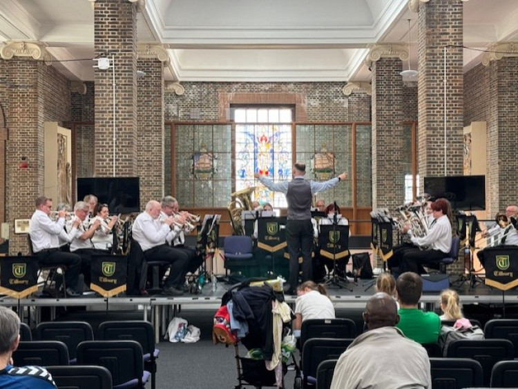 Tilbury Band performed.