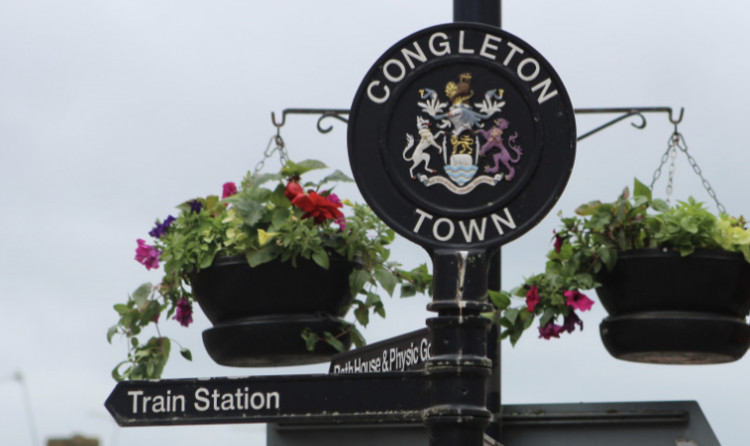 A sign pointing towards Congleton Railway Station in Congleton.