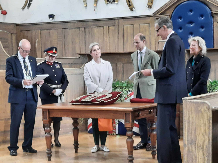 The Duke and Duchess of Edinburgh unveiling their double horseshoe. Image credit: Nub News. 