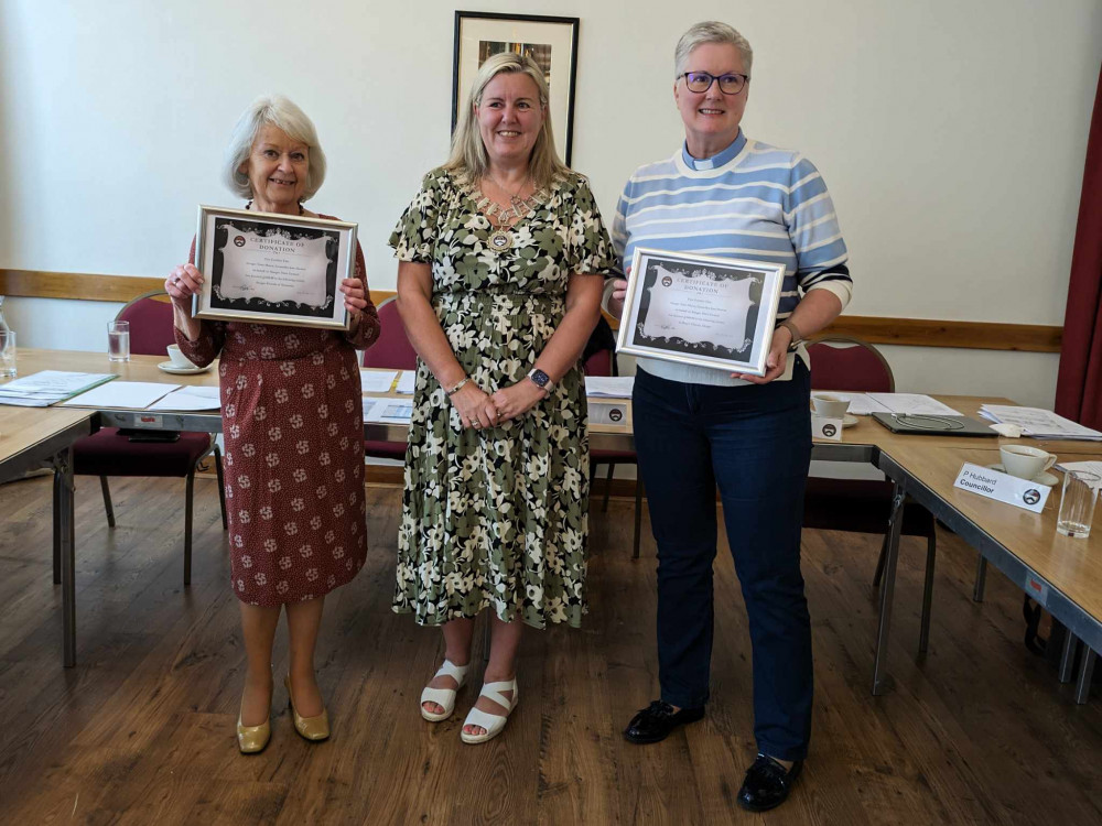 Mayor Cllr Jane Hearne presenting the money last night. (Photo: Nub News) 