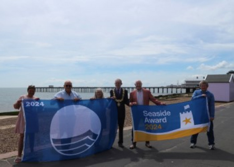 Cllr David Rowe, Mayor of Felixstowe, accompanied by fellow Felixstowe Town Councillors with the 2024 Blue Flag and Seaside Award.
