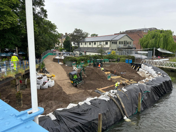 A temporary dam allowing the installation of a temporary river access ramp, with the foundations visible on the right of the site. (Photo: Julian Monk)