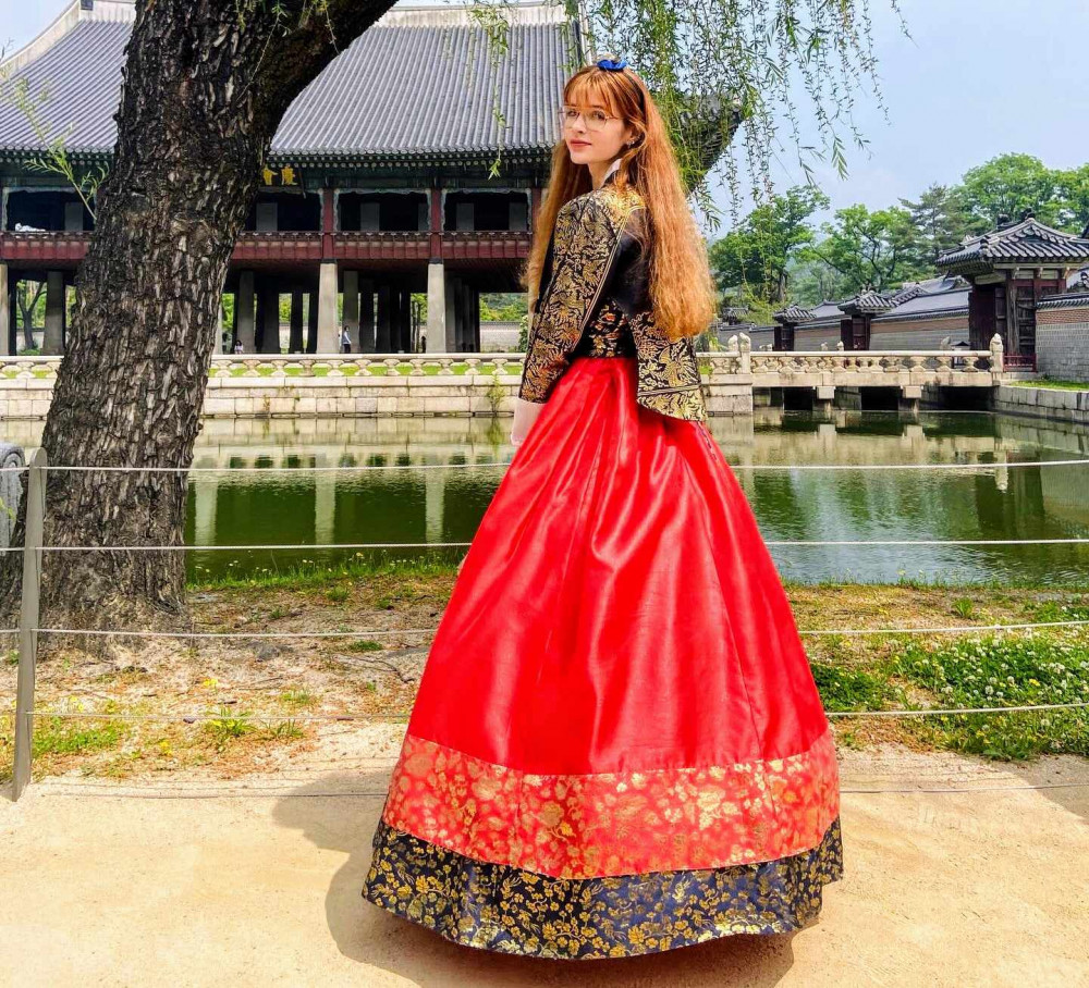 Jessie Jones, 17, visited Gyeongbokgung Palace in Seoul as part of her fully-funded luxury trip to South Korea (Nub News).