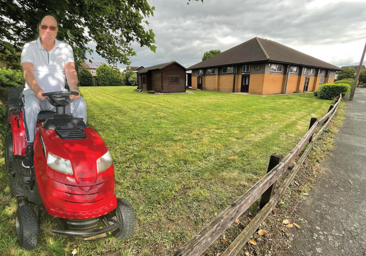 Cllr Gary Byrne joined the team smartening up the Homesteads Village Hall grounds. 