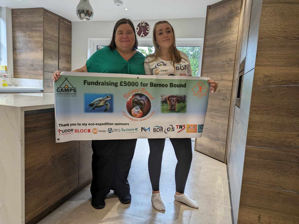 Melody Freeman with mum Amy and the banner they have had made to help with the fundriasing. (Photo: Nub News)  