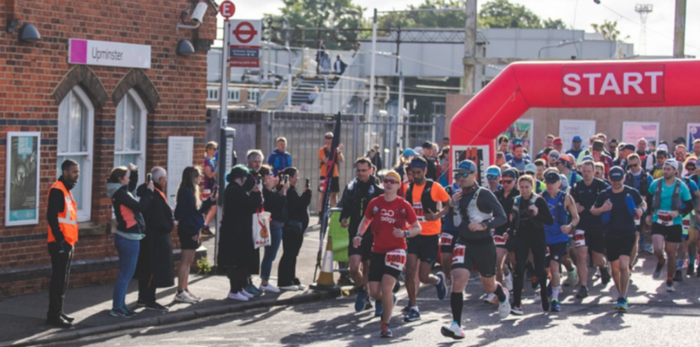 The runners set off.