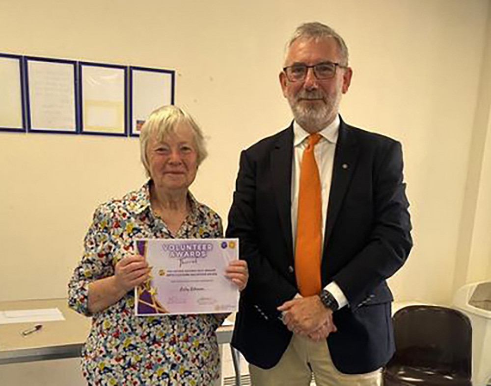 Lesley with her award certificate. 