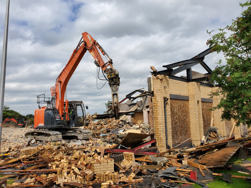 The former Franky & Benny's restaurant at Leamington Shopping Park is being knocked down (image via Geoff Ousbey)