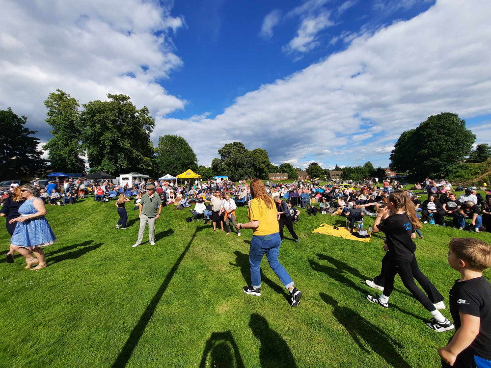 Crowds enjoying the live music at Cutts Close. Image credit: Nub News. 