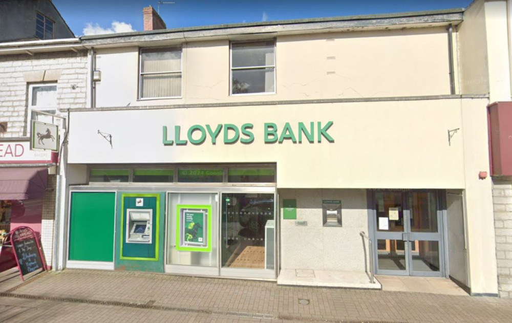 Lloyds Bank in Street (LL) 