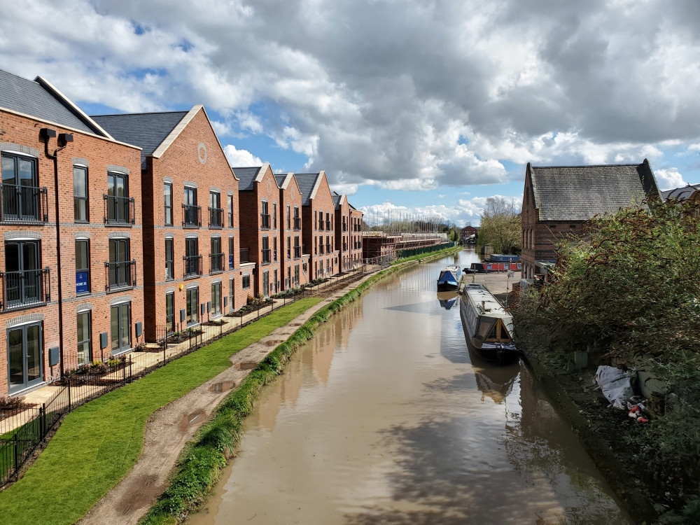 Homes at the Montague Road estate in Warwick under construction (Image by Geoff Ousbey)