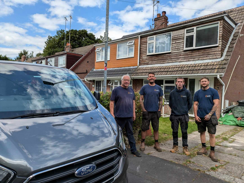 David Campbell (second from left) and the rest of the Oniti team who repaired the roof of the Beech Avenue house for free. (Photo: Nub News)