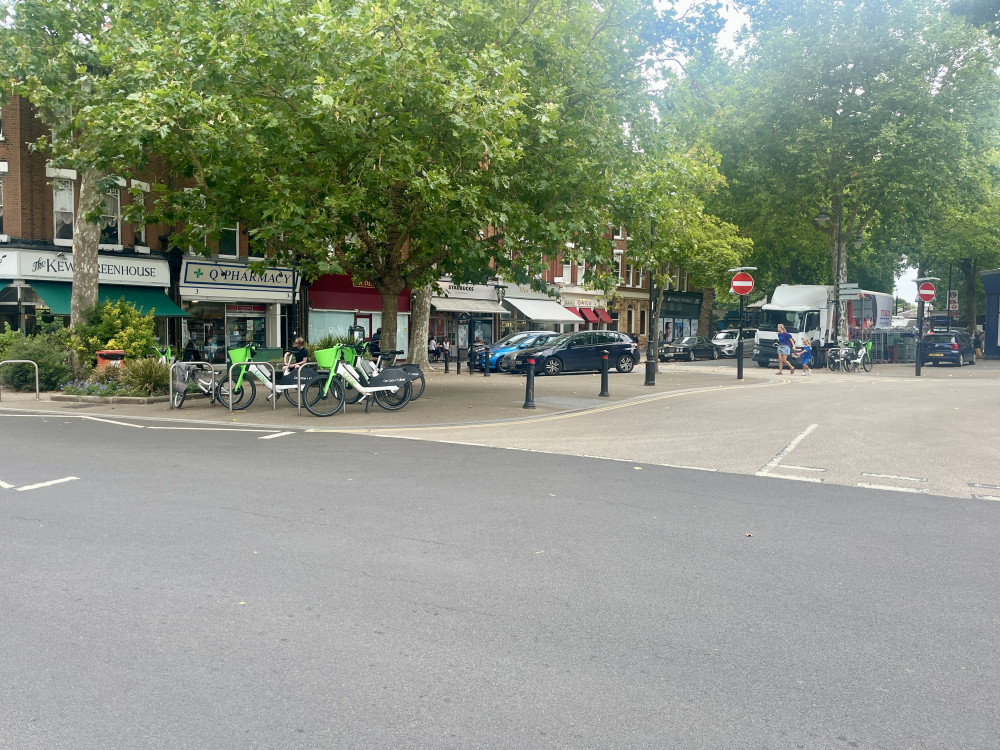 Kew Gardens Road, Richmond (credit: Cesar Medina).