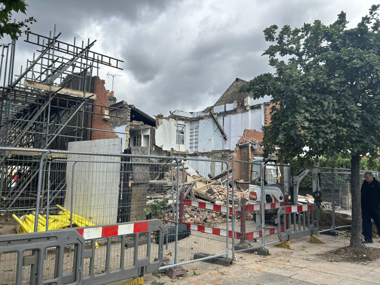 Scaffolding has been added to hold up a loose wall following the collapse of homes in Lower Mortlake Road, Richmond (credit: Charlotte Lillywhite).