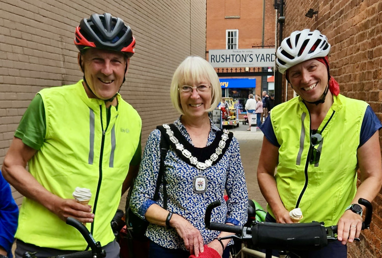 Richard and Ange Bebbington arrived back in Ashby on Saturday where Mayor Liz Parle was among those to greet them. Photo: Supplied