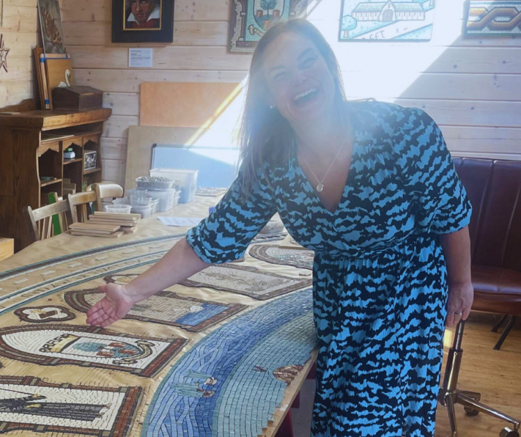 The Mayor is pictured on 18th September visiting the final strip of the mosaic visible on the artist’s 6m long workbench.