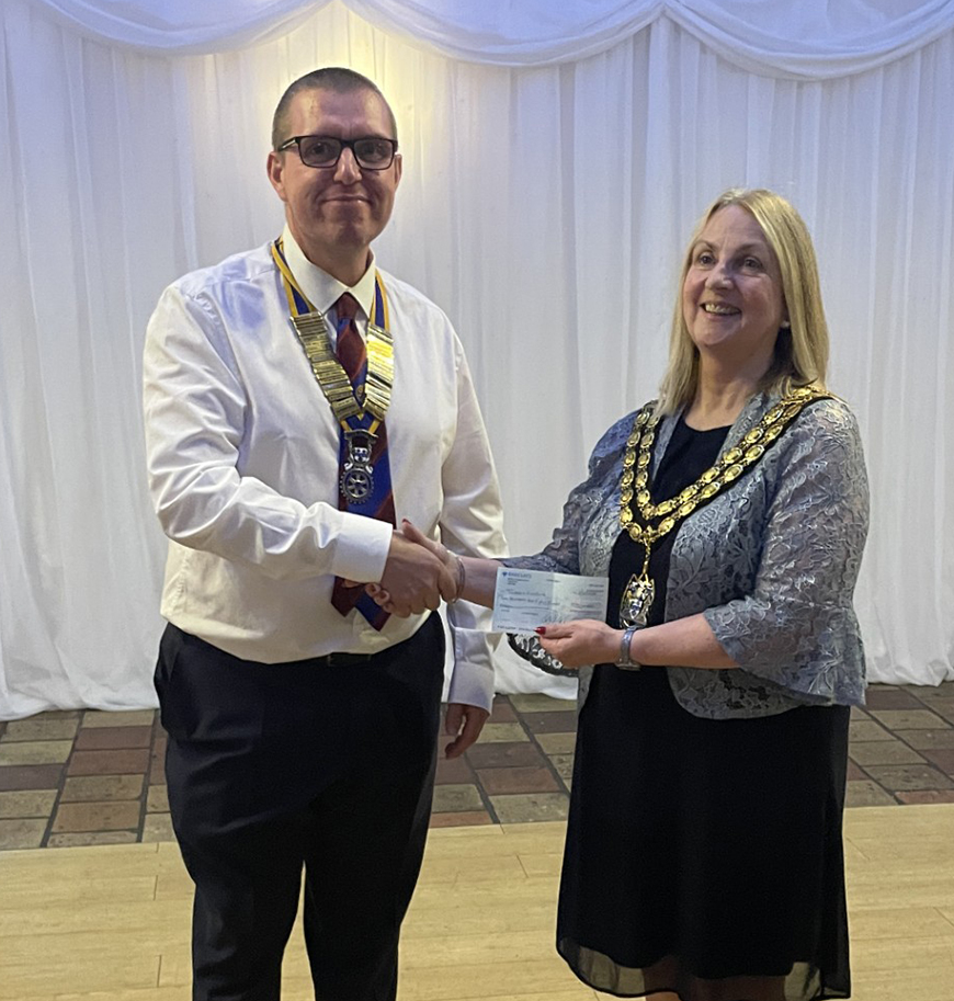 Borough mayor Cllr Kairen Raper received a cheque from Paul Luke on behalf of Thurrock Foodbank. 