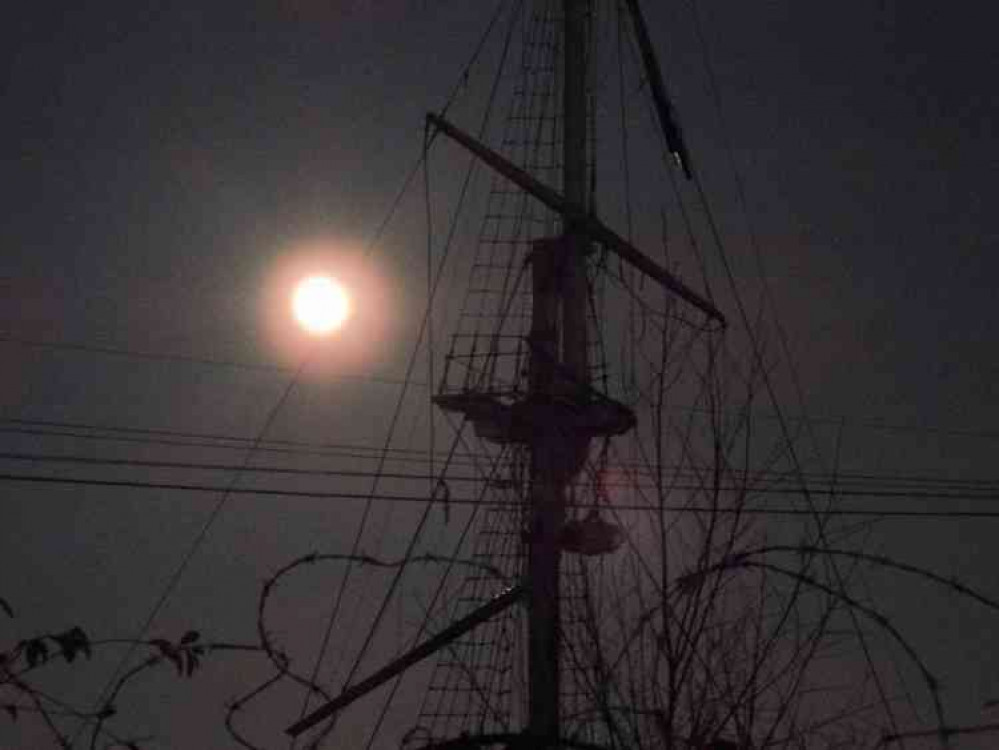 Supermoon rising above Ganges mast