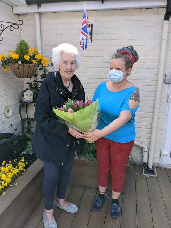 Dutch lady Jantje Huggins given tulips as gift