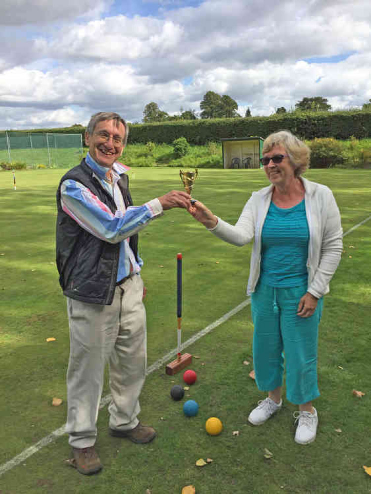 Lynne Breedon (tournament Manager) presenting the trophy to Ivan Moss