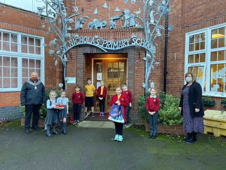 Head Teacher Mrs Rayson, and pupils of St Nicholas Primary School with Mayor of Kenilworth Cllr Richard Dickson