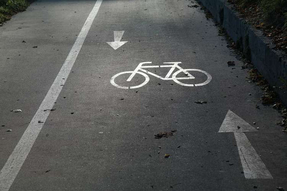 Cycle Path (Image by Amada Slater CC BY-SA 2.0)