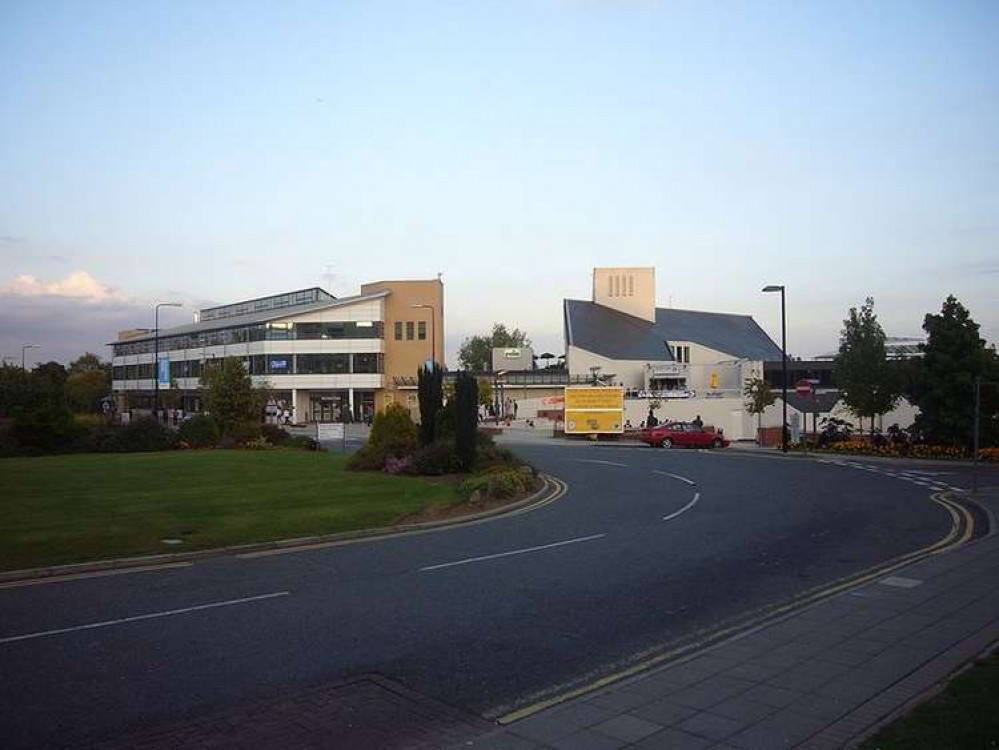 University of Warwick Campus (Copyright Kyrosho via https://commons.wikimedia.org/wiki/File:University_of_Warwick_Student_Union_2008.jpg)