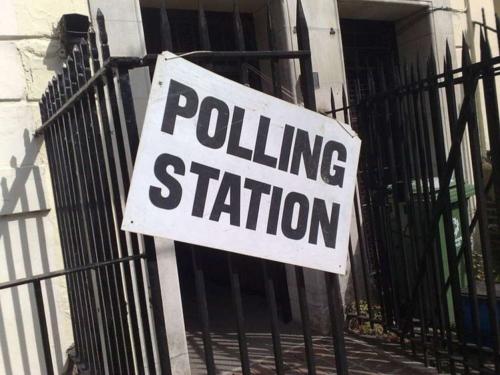 (Image by secretlondon123 https://commons.wikimedia.org/wiki/File:UK_polling_station_sign.jpg)