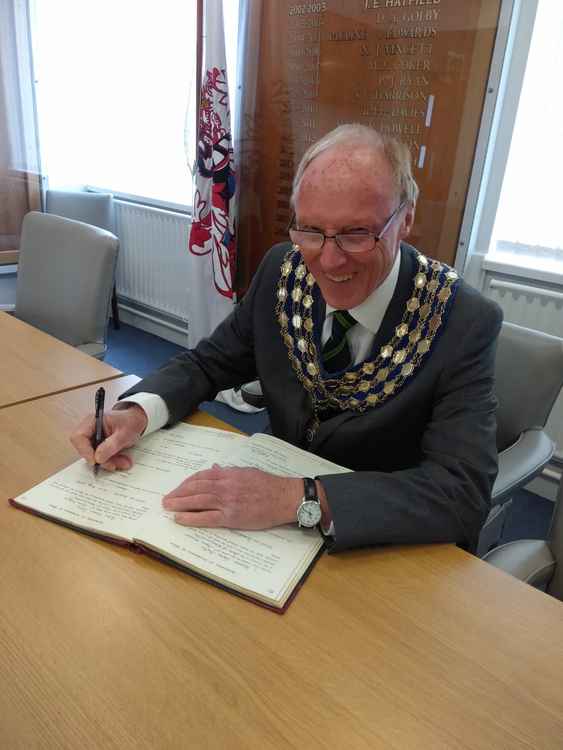 Cllr Jones signs his declaration