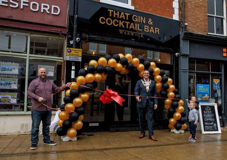 The mayor declares That Gin & Cocktail Bar open with owner Steve Bazell and children Harrison and Esme. Photo by Everybody Smiles Photography.