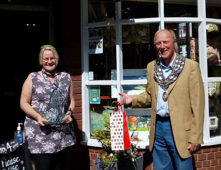 Mayor of Kenilworth Cllr Peter Jones presents the prize for winners The Farthing Gallery
