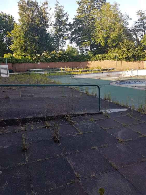 The current state of the outdoor pool (Image via Martin Seaton)