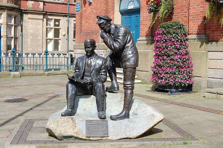 Statue to Jack Judge in Stalybridge (Image by Sminsmoke https://commons.wikimedia.org/wiki/File:Stalybridge_-_Jack_Judge_Memorial.JPG)