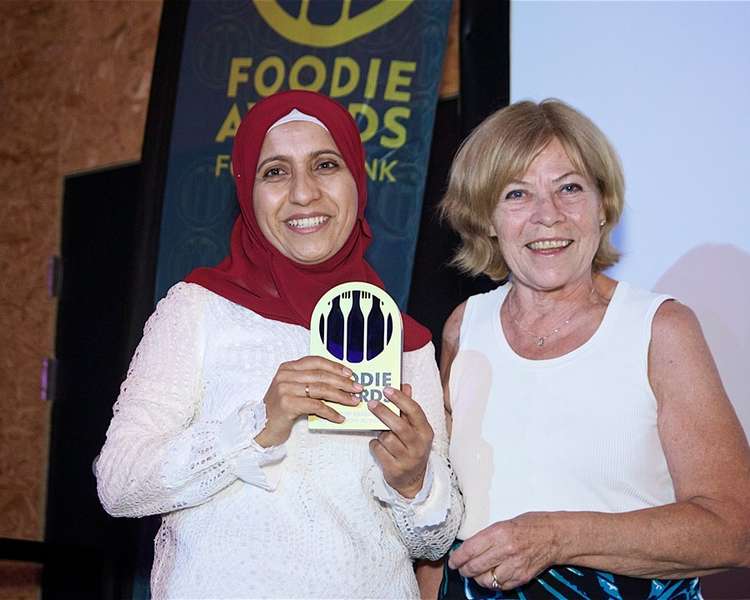 Leader of WCC Cllr Izzi Seccombe presents the Independent Business of the Year Award to Chernise Neo of Proof Bakery (Photo by David Fawbert Photography)