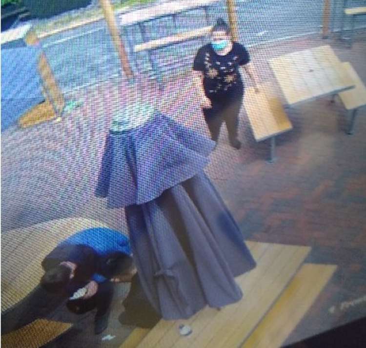 Police hope that people will recognise the duo from their clothing