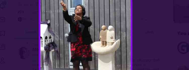 Stephen Larence's mum Doreen unveils the statue in 2013: Photo from Twitter